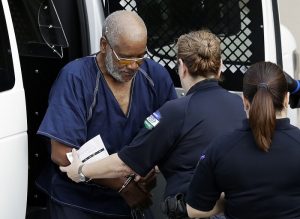 James Mathew Bradley Jr. (izquierda) es escoltado por policías hacia un tribunal federal para una audiencia de acusación. Foto: Eric Gay/AP