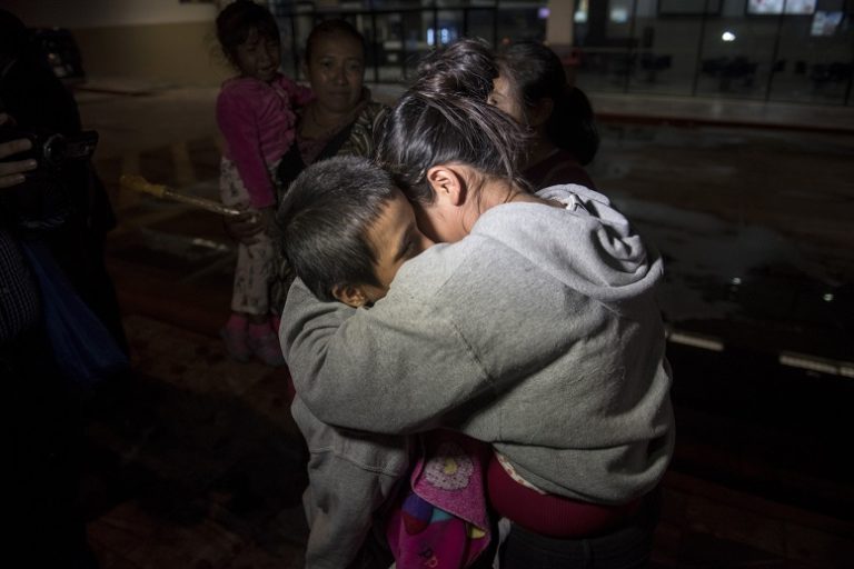 Regresa a Guatemala niño separado de madre al entrar a EE. UU.