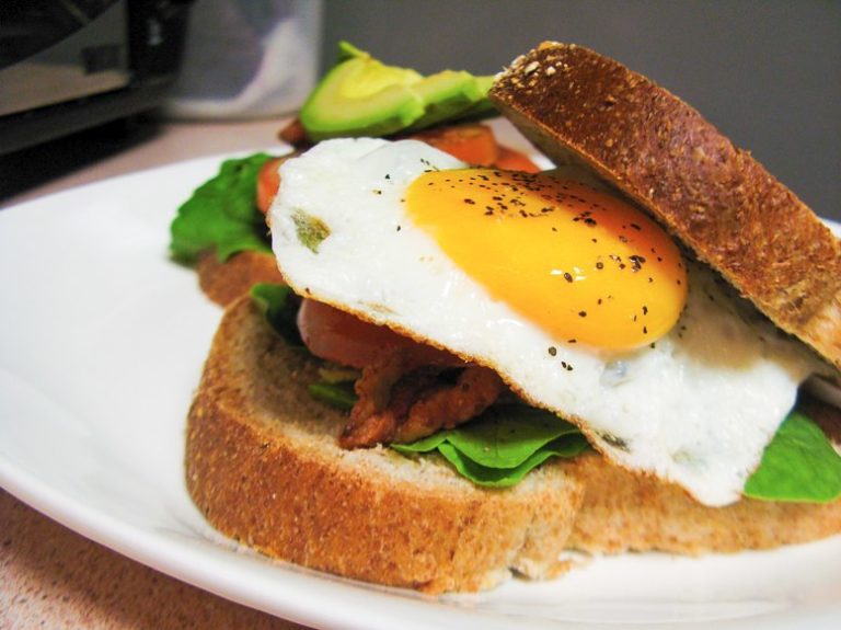 Sandwich BLT con Huevo Estrellado