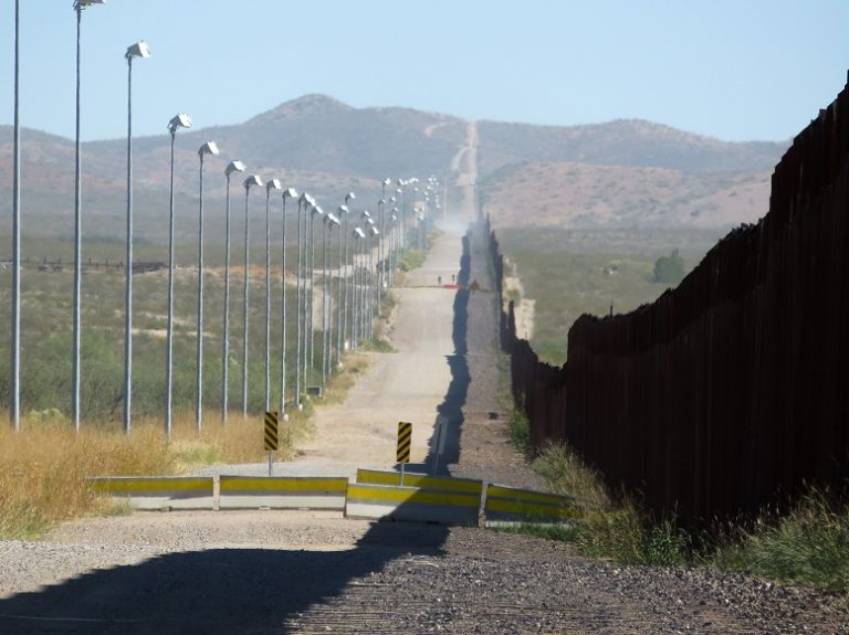 Exposición fotográfica evidencia los contrastes del muro fronterizo