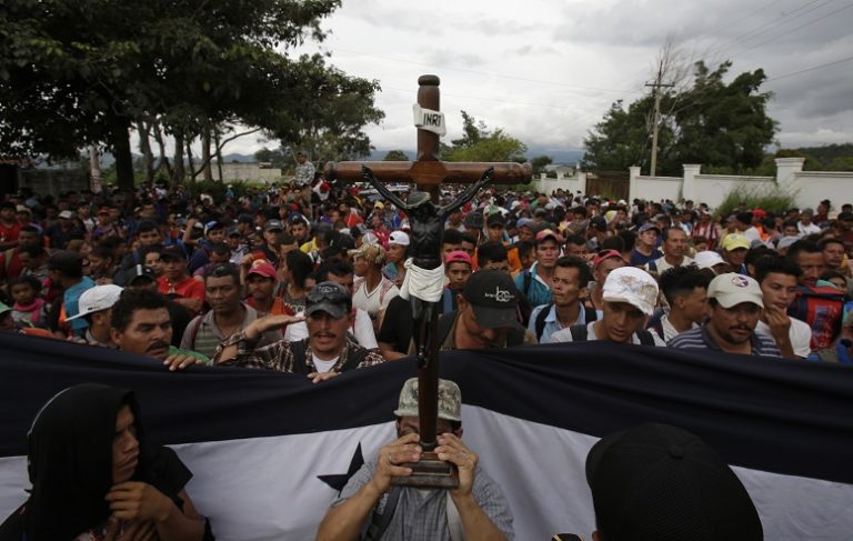 Migrantes hondureños siguen su marcha por Guatemala