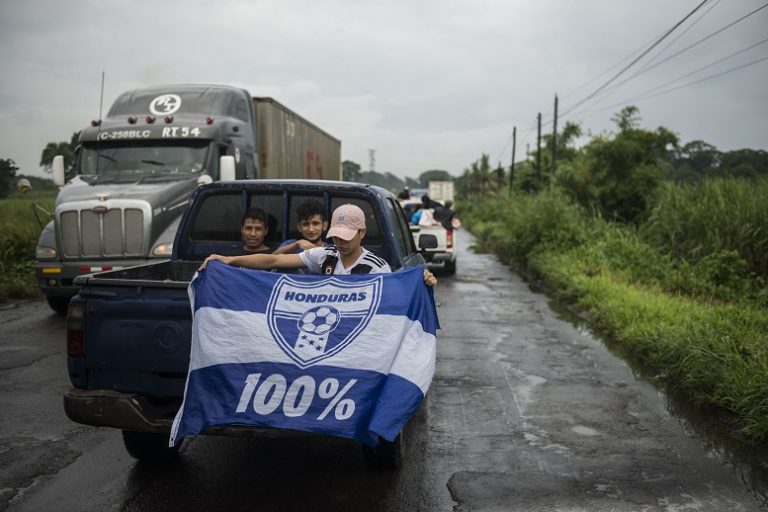 México comienza a atender a migrantes de caravana