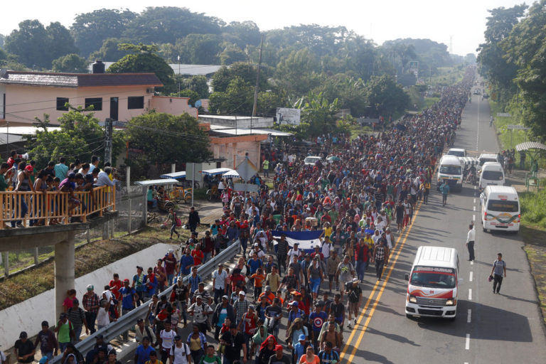 Migrantes en México reanudan la marcha hacia EE. UU.