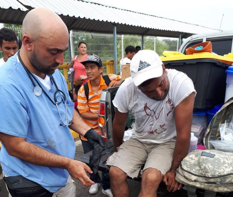 Migrantes se enfrentan a PNC en frontera de Guatemala con México