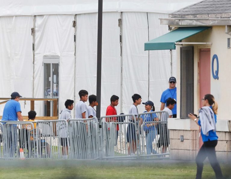 Por orden de Trump, niños migrantes permanecerán hacinados en Texas
