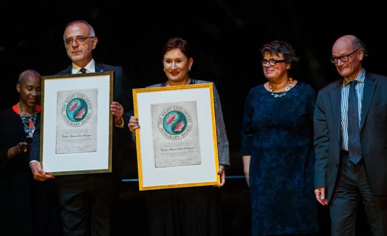 Aldana y Velásquez reciben Premio Nobel Alternativo