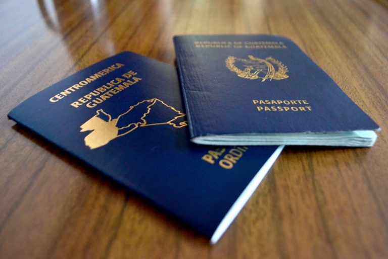 Migrantes guatemaltecos en Nueva York denuncian retrasos en entrega de pasaportes