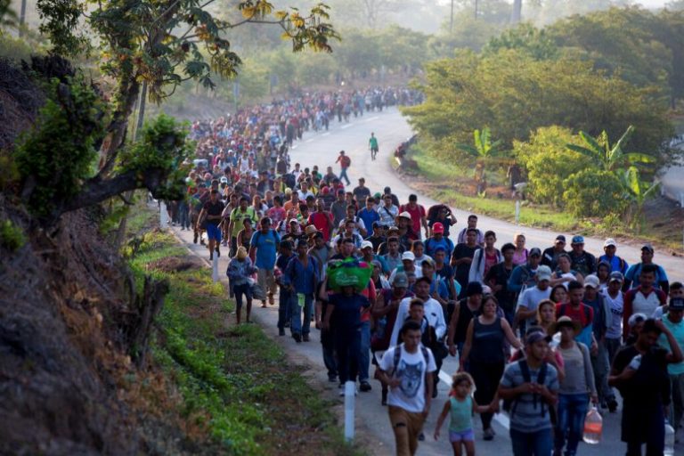 México: Falta de ayuda frustra a migrantes de nueva caravana