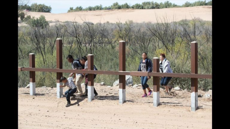 Vídeo evidencia drama de migrantes para entrar a EE.UU.