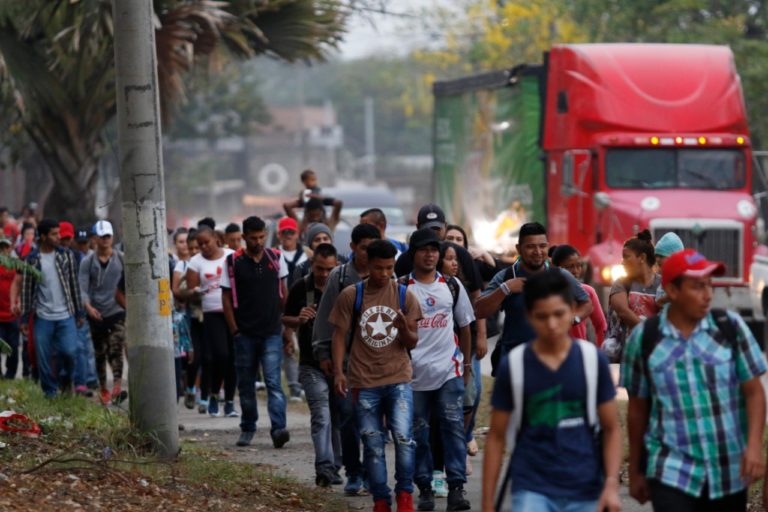 Cientos de migrantes de nueva caravana comienzan a cruzar Guatemala