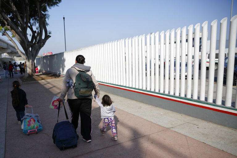 México: niña guatemalteca murió al caer de litera en centro migratorio