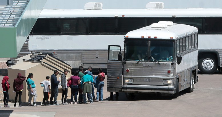 Migrantes se suben a un autobús en la sede de la Patrulla Fronteriza en Hondo Pass, en El Paso, Texas. FOTO LA HORA/AP