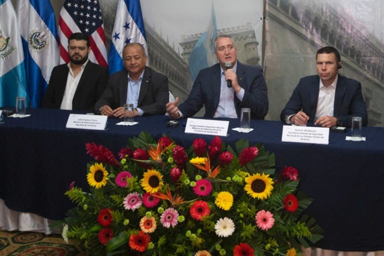 EE. UU. Quiere acuerdos de países seguros con El Salvador y Honduras