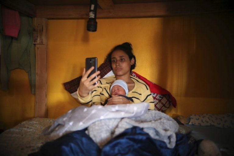 Joven madre migrante y su bebé buscan nueva vida en Tijuana