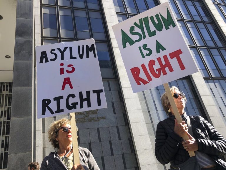 ¿Cómo funciona el sistema de petición de asilo en EE. UU.?  Aquí despejamos algunas dudas