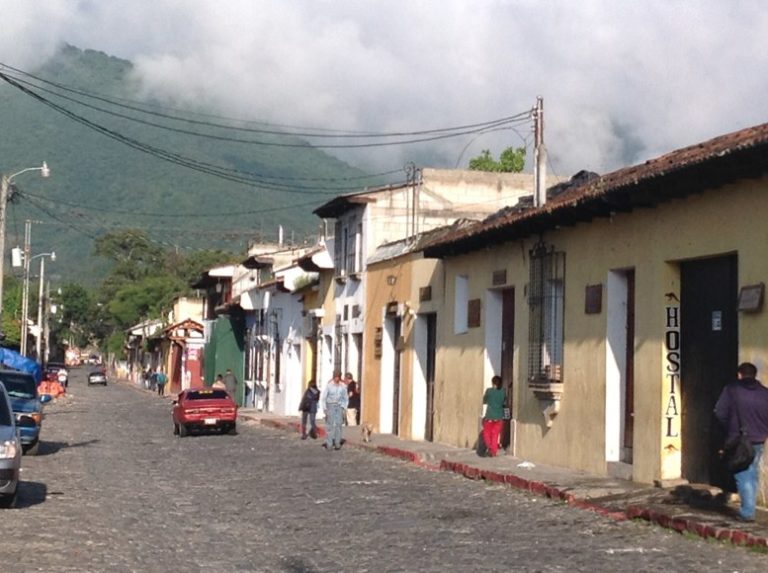 Hora de cierre en La Antigua: Disposición municipal enfrenta a comerciantes y autoridades