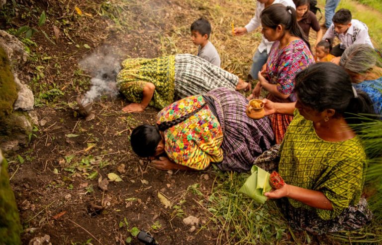 Carlos López Ayerdi concluye travesía para fotografiar a etnias guatemaltecas