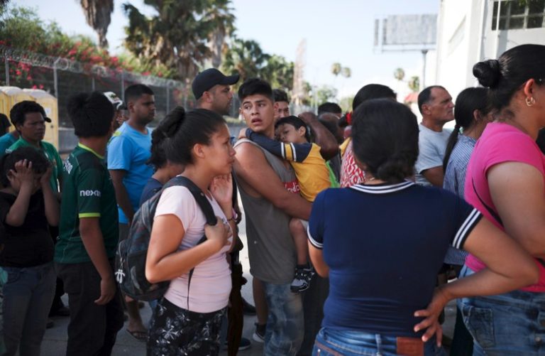 Desesperación de migrantes crece frente a radicales medidas de asilo