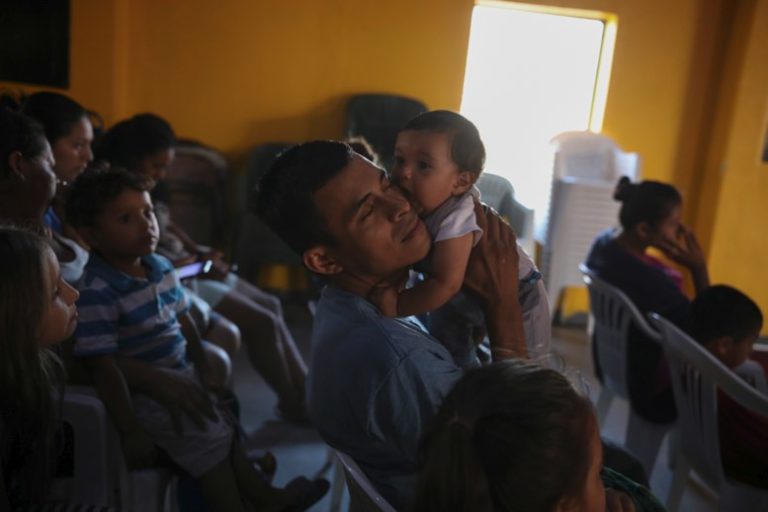 Analistas: Iniciativa que criminaliza a padres de migrantes es para congraciarse con Trump