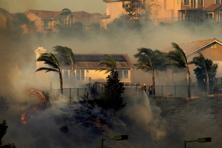 Autoridades alertan a guatemaltecos en California ante incendios que afectan la región