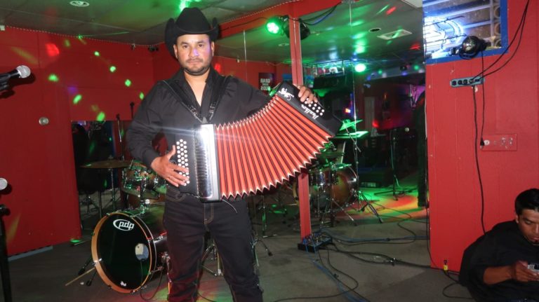 Omar Prado, un santarroseño que desde California sueña con cantarle a Guatemala