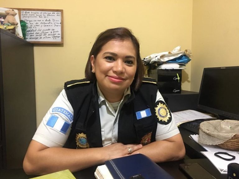 Diony Baños, la agente que destaca por su don de servicio y humanidad