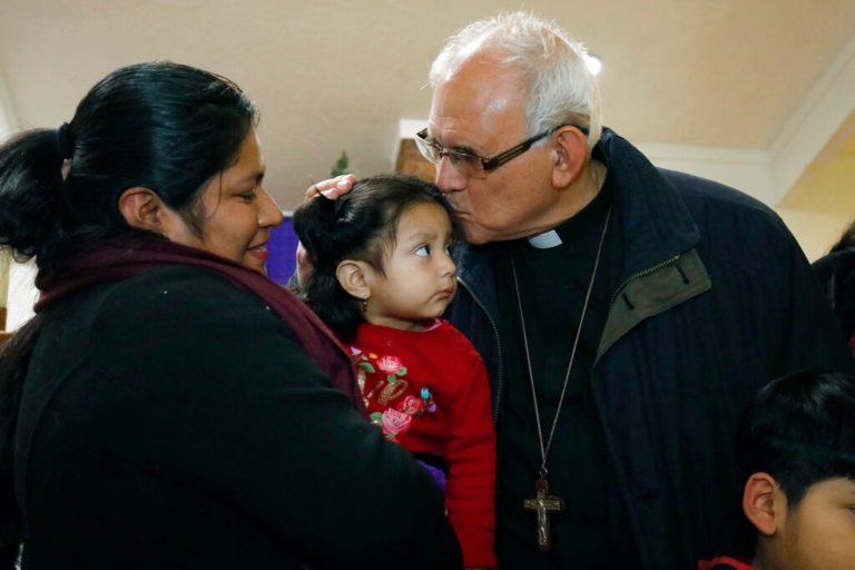 Cardenal Ramazzini reconforta a migrantes de Misisipi
