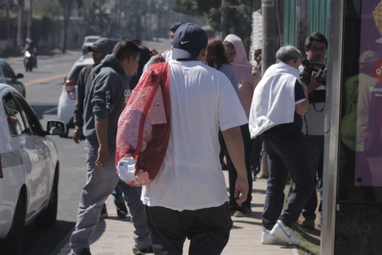 Padres guatemaltecos demandan a EE. UU. por crueldad