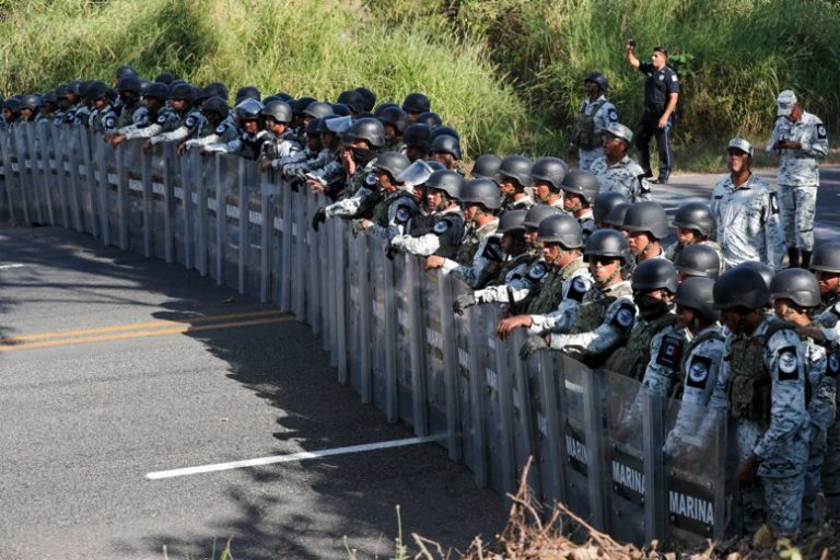 México frena caravana de migrantes y muchos anticipan su final