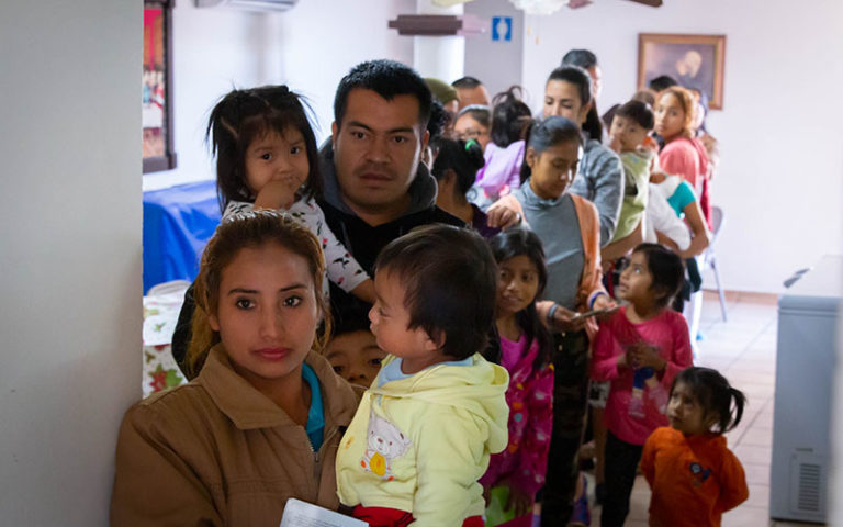 Vacunas contra la gripe dan esperanza a migrantes mientras esperan ingresar a EE. UU.