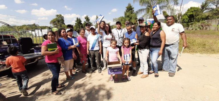 Voluntarios entregan ayuda a comunidades de Villa Canales