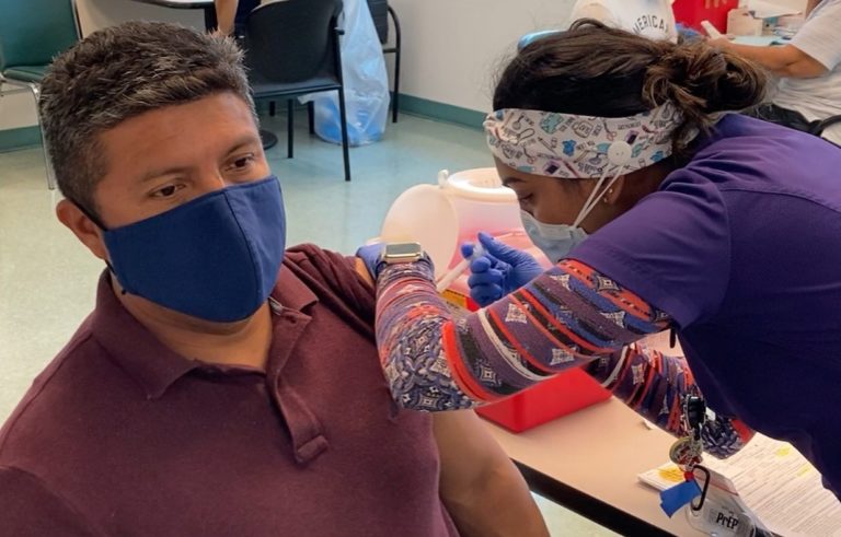Organización llama a migrantes para acudir a jornada de vacunación en Royal Palm, Florida