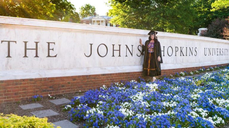 Migrante utiliza traje típico en graduación en Johns Hopkins y promete apoyar a GT